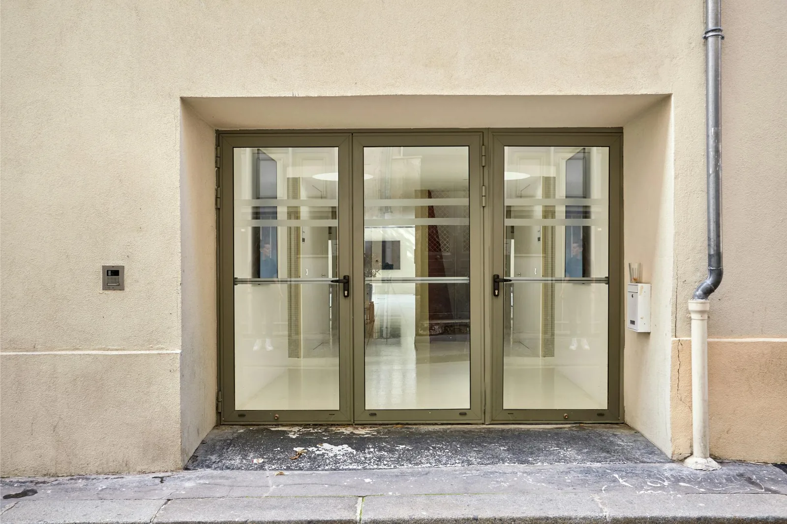 Unique Multi-Level Showroom on Rue de Beauce, Paris — 4