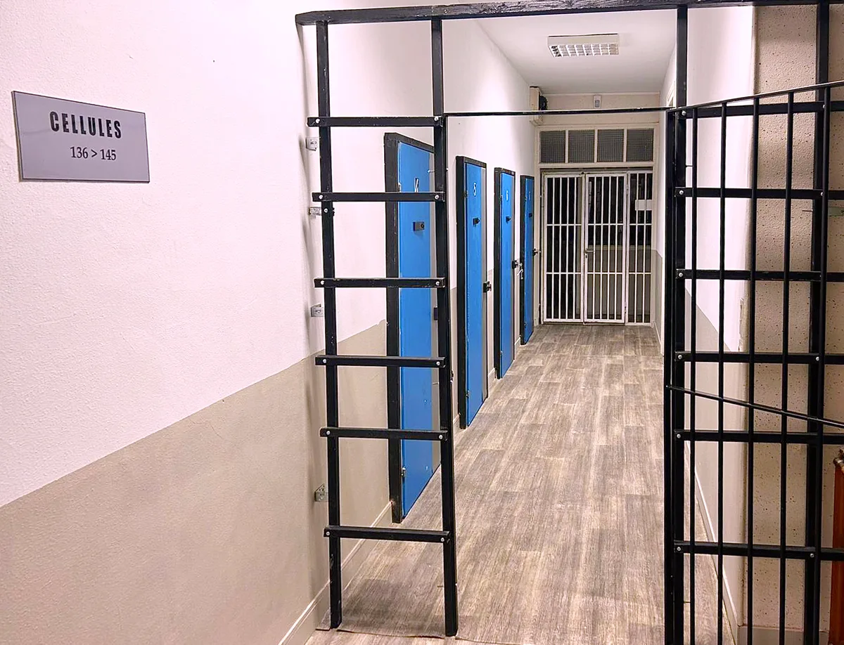 Unique Prison Set for Filming Projects, 150 sqm, photo shoot, pop-up rental in Chauny