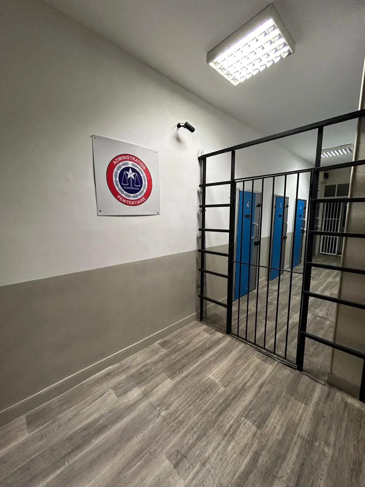 Unique Prison Set for Filming Projects, 150 sqm, photo shoot, pop-up rental in Chauny, second interior view