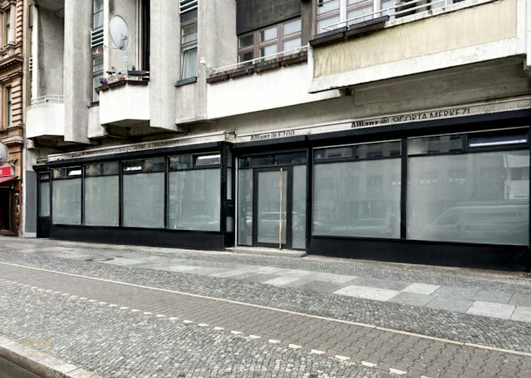 Unique Retail Loft Space at Kottbusser Strasse, Berlin, 230 sqm, pop up store