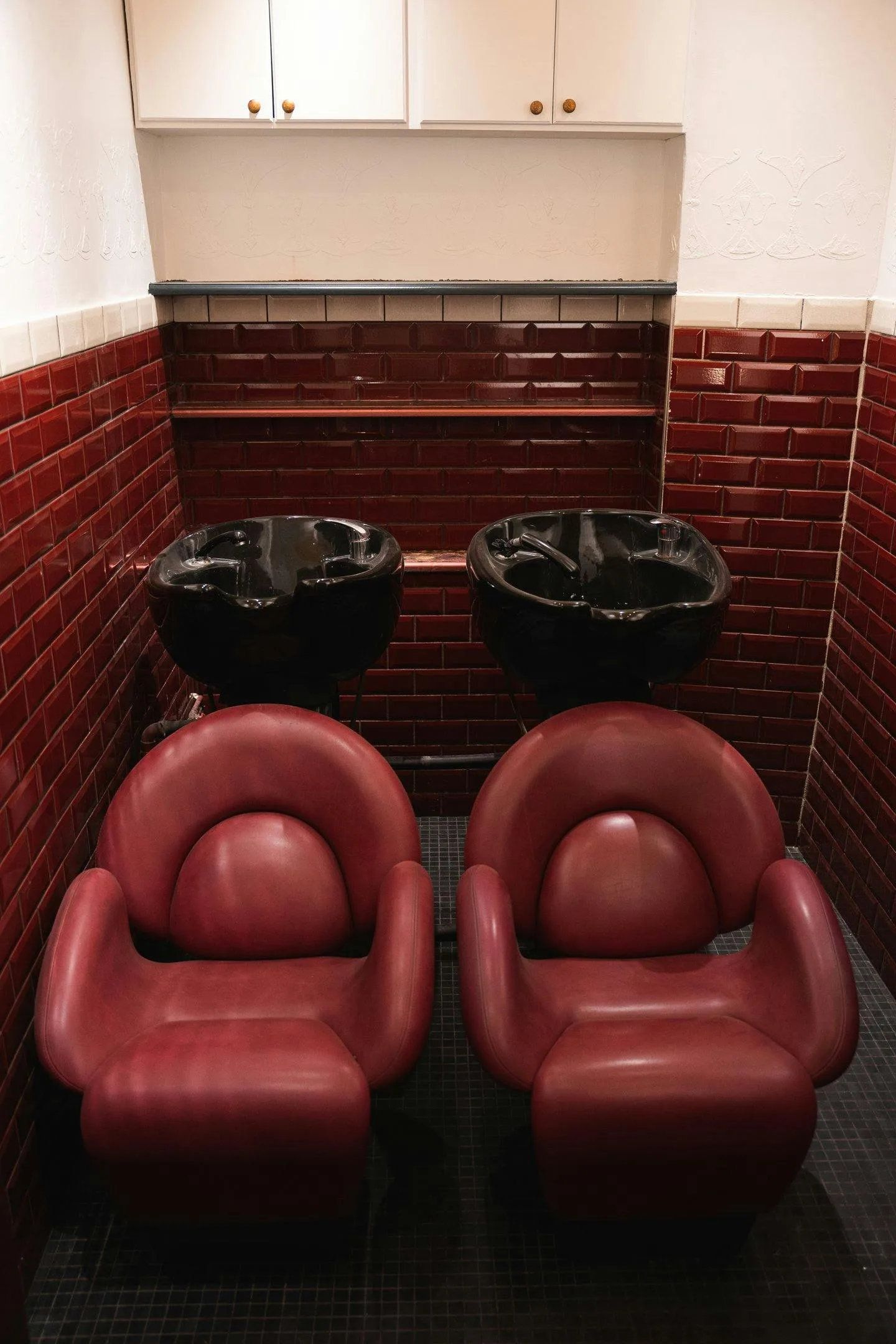Unique Retro Hair Salon for Rent in Montmartre, Paris — 2