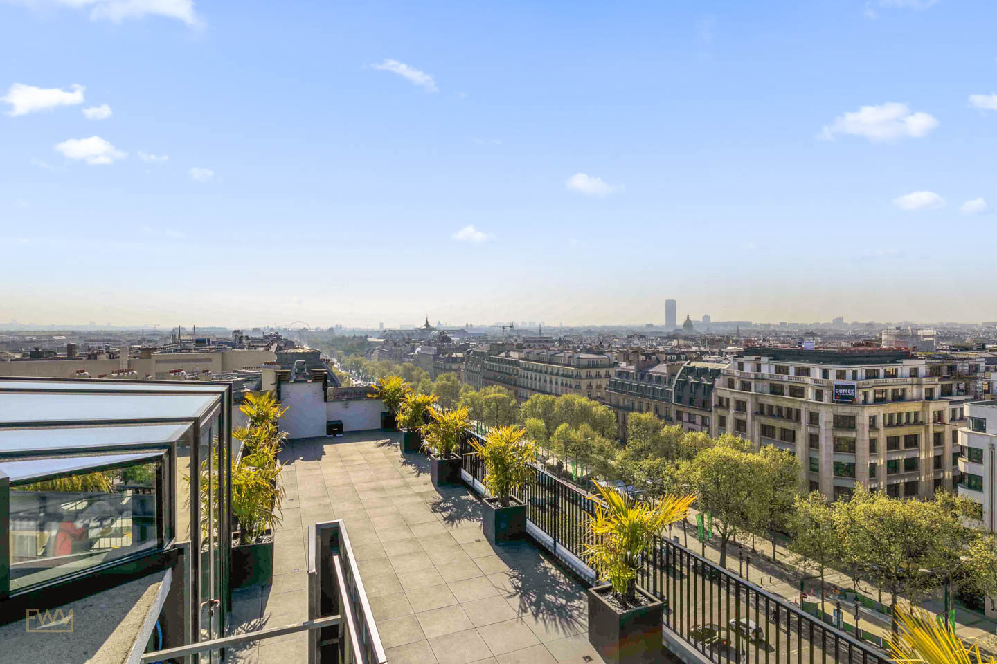 Unique Space with Rooftop Overlooking the Champs-Élysées, 275 sqm, showroom presentation, pop-up rental in Paris, second int…
