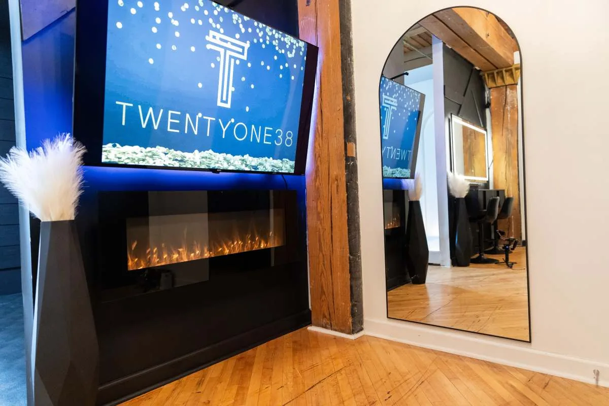 Unique Studio with Dramatic Vault Door Aesthetic, 95 sqm, photo shoot, pop-up rental in Chicago, additional interior view