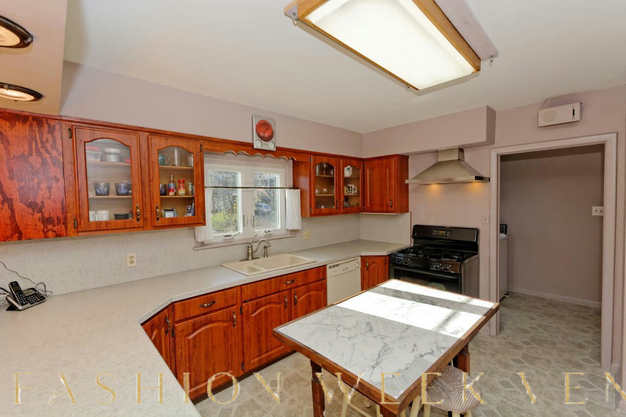 Updated Ranch with Spacious Layout and Modern Amenities, 157 sqm, showroom presentation, pop-up rental in Albany, second int…
