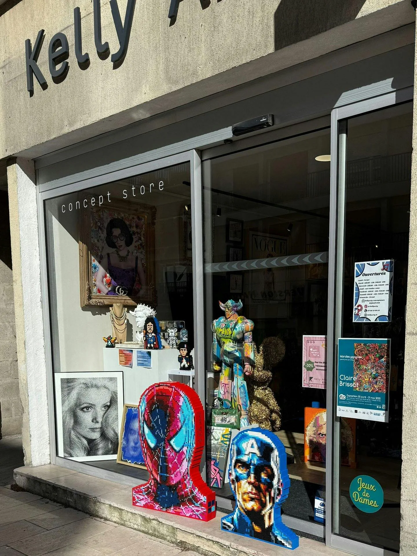 Urban Art Gallery Near the Château in Fontainebleau — 4