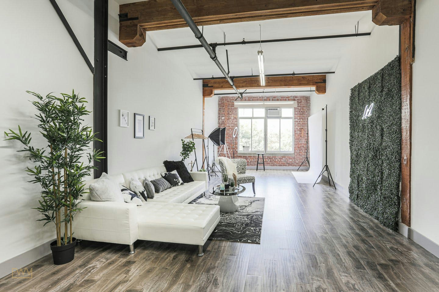 Urban DTLA Studio with Skyline View and Natural Light, 74 sqm, photo shoot, pop-up rental in Los Angeles
