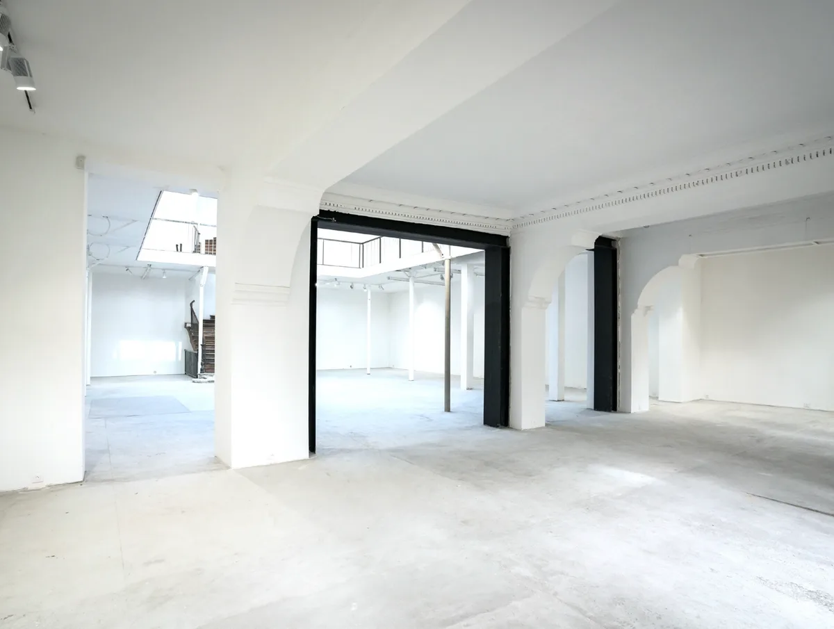 Versatile 1,200 m² Space with Atrium Features, showroom presentation, pop-up rental in Paris, interior view