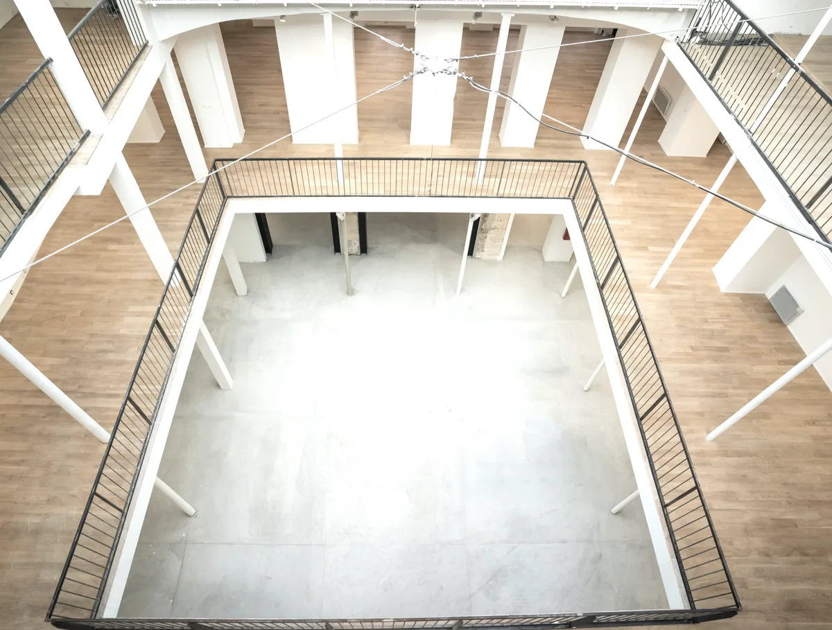 Versatile 1,200 m² Space with Atrium Features, showroom presentation, pop-up rental in Paris, additional interior view