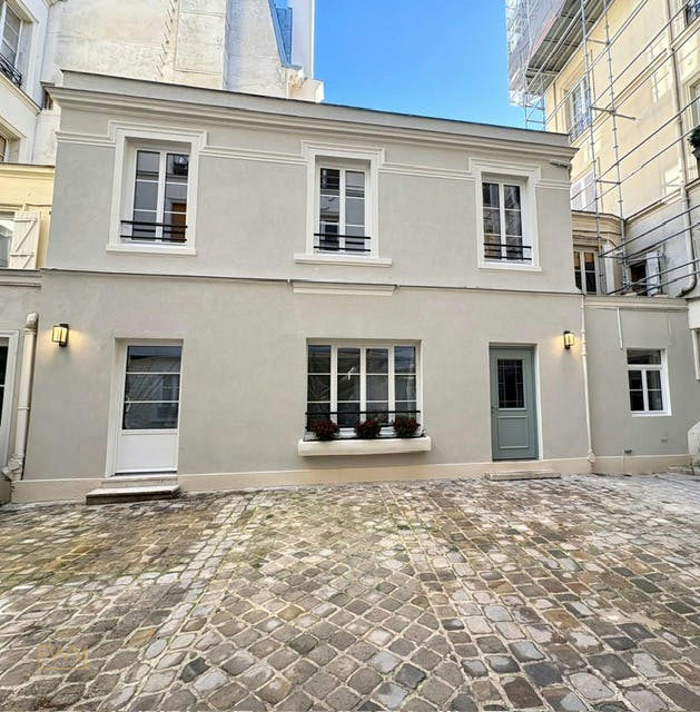 Versatile 100 sqm Commercial Space in Paris 7th