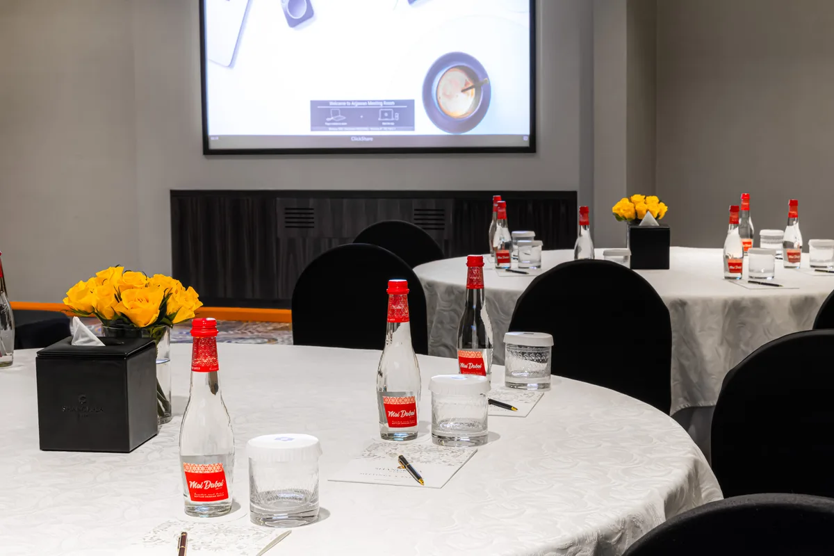 Versatile 100 sqm Executive Meeting Room on Sheikh Zayed Road, board meeting, pop-up rental in دبي, interior view