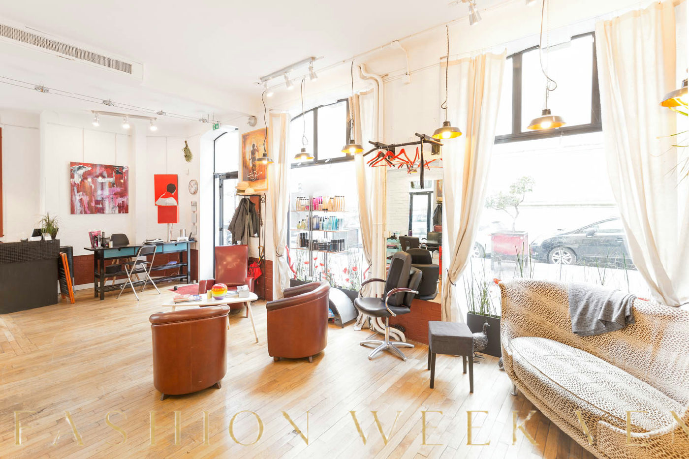 Versatile 100m² Boutique for Temporary Lease, fashion showroom, pop-up rental in Paris, interior view