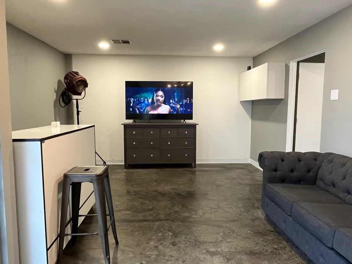 Versatile 1100 sq/ft Studio with Ample Amenities, 112 sqm, content creation, pop-up rental in Santa Ana, second interior view