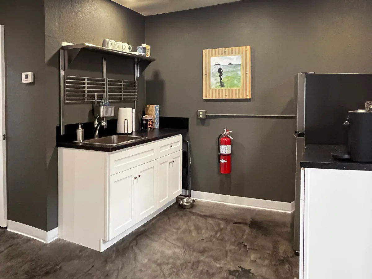 Versatile 1100 sq/ft Studio with Ample Amenities, 112 sqm, content creation, pop-up rental in Santa Ana, third interior view