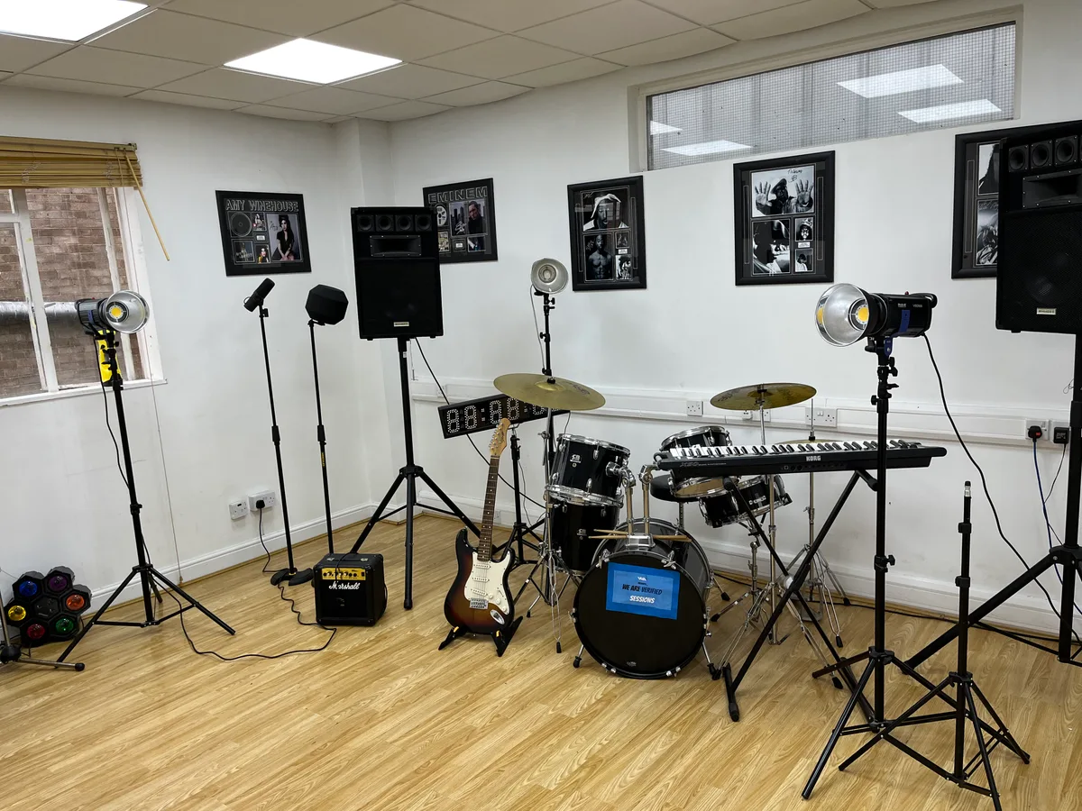 Versatile 1200 sq ft Creative Studio Space in Woodford, 112 sqm, photo shoot, pop-up rental