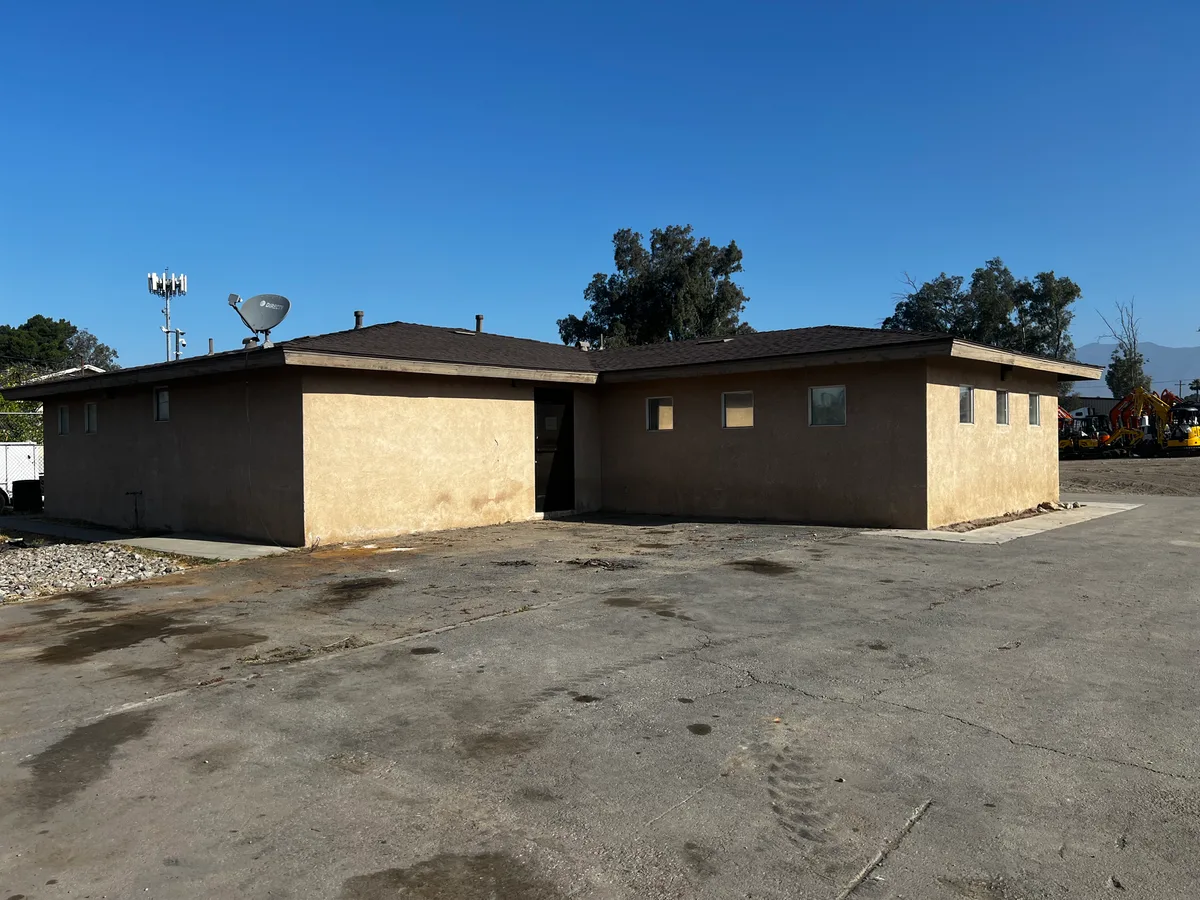 Versatile 1800 sq ft Office Space on Nearly 1 Acre, 167 sqm, showroom presentation, pop-up rental in Fontana