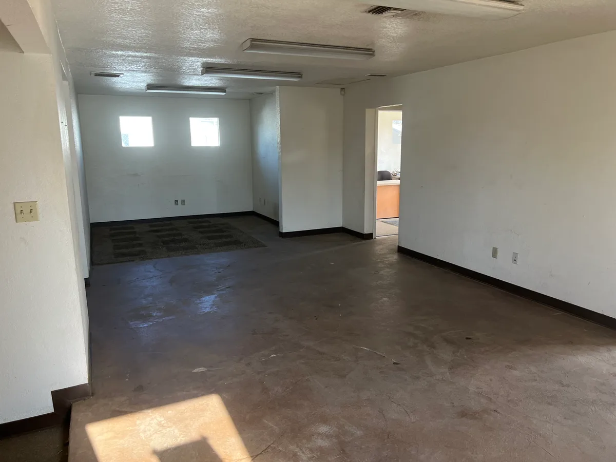 Versatile 1800 sq ft Office Space on Nearly 1 Acre, 167 sqm, showroom presentation, pop-up rental in Fontana, interior view