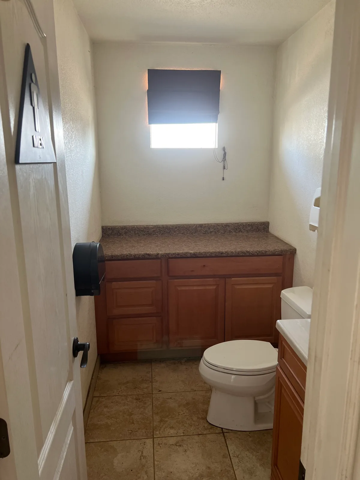 Versatile 1800 sq ft Office Space on Nearly 1 Acre, 167 sqm, showroom presentation, pop-up rental in Fontana, additional int…