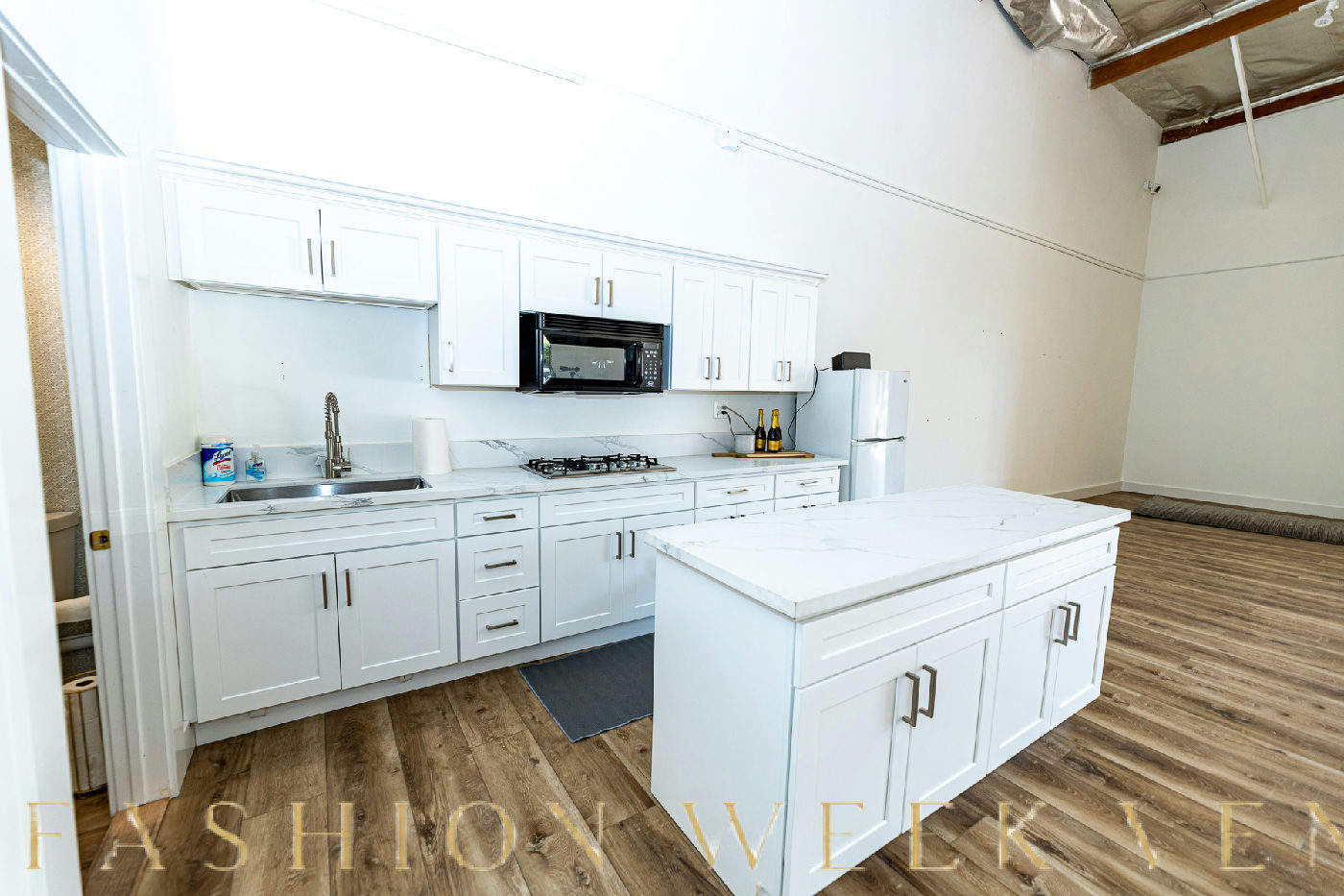 Versatile 1800 Sq Ft Studio Space in Westlake Village, 167 sqm, photo shoot, pop-up rental in Thousand Oaks, interior view