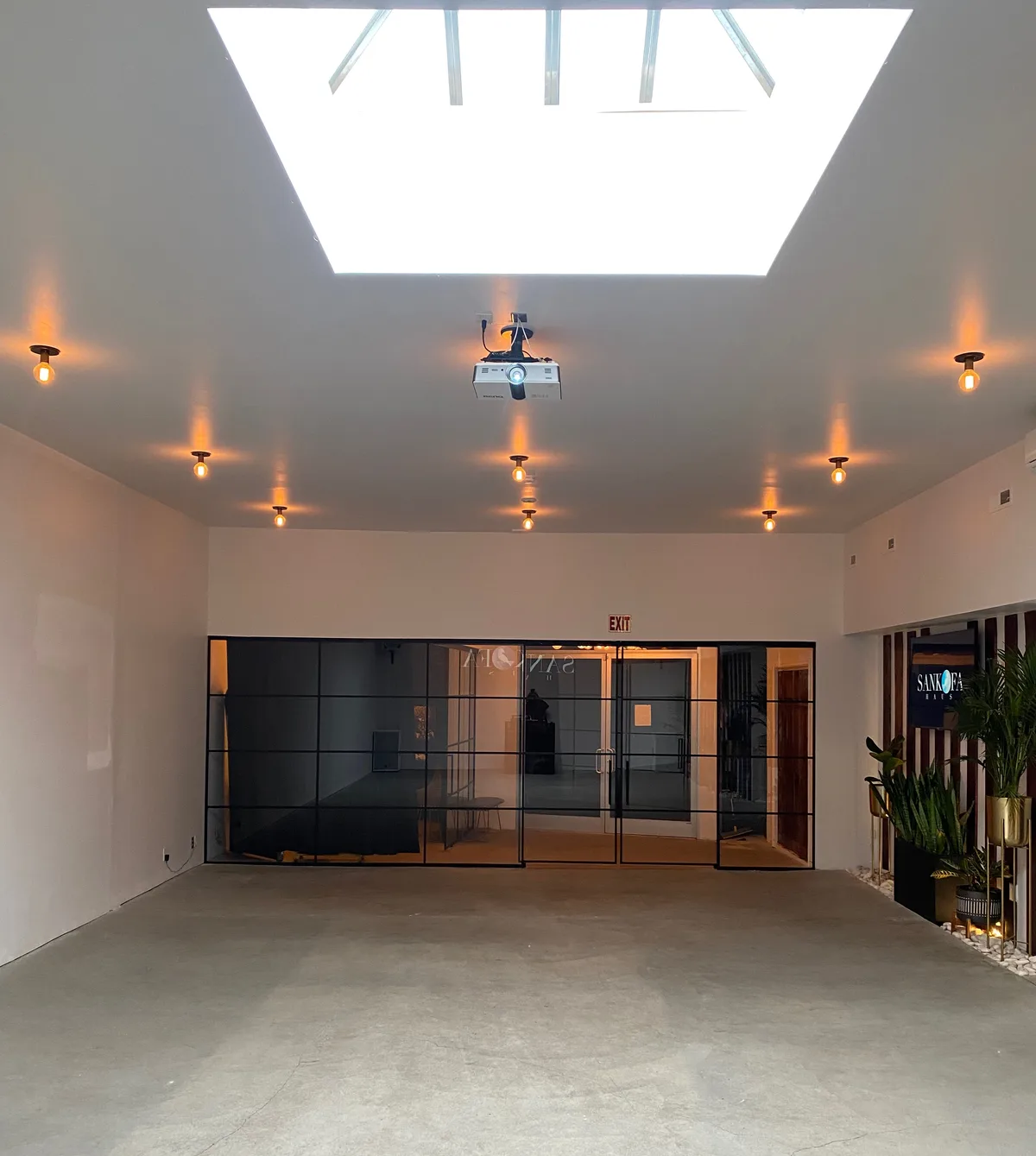 Versatile 2,421 Sq Ft Event Space in Mott Haven, 186 sqm, pop up store in Bronx, third interior view
