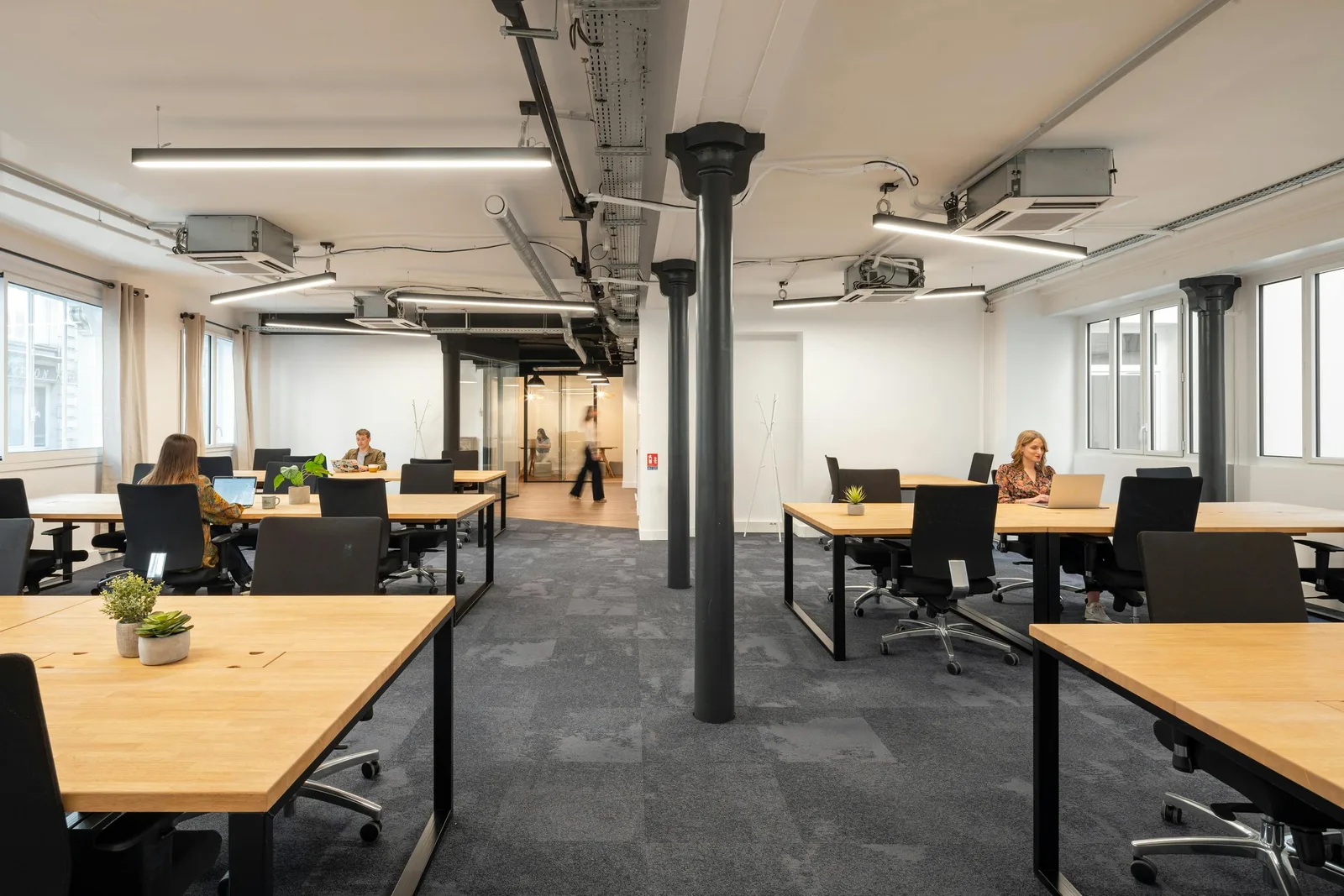 Versatile 210 sqm Showroom and Event Space on Rue Richer, Paris — 2