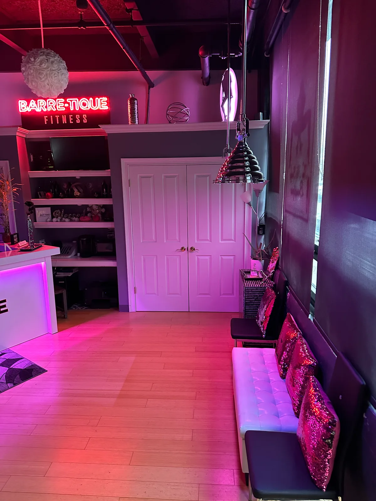 Versatile 2100 sq ft Industrial Studio Space for Rent, 195 sqm, content creation, pop-up rental in Port Jefferson Station, t…