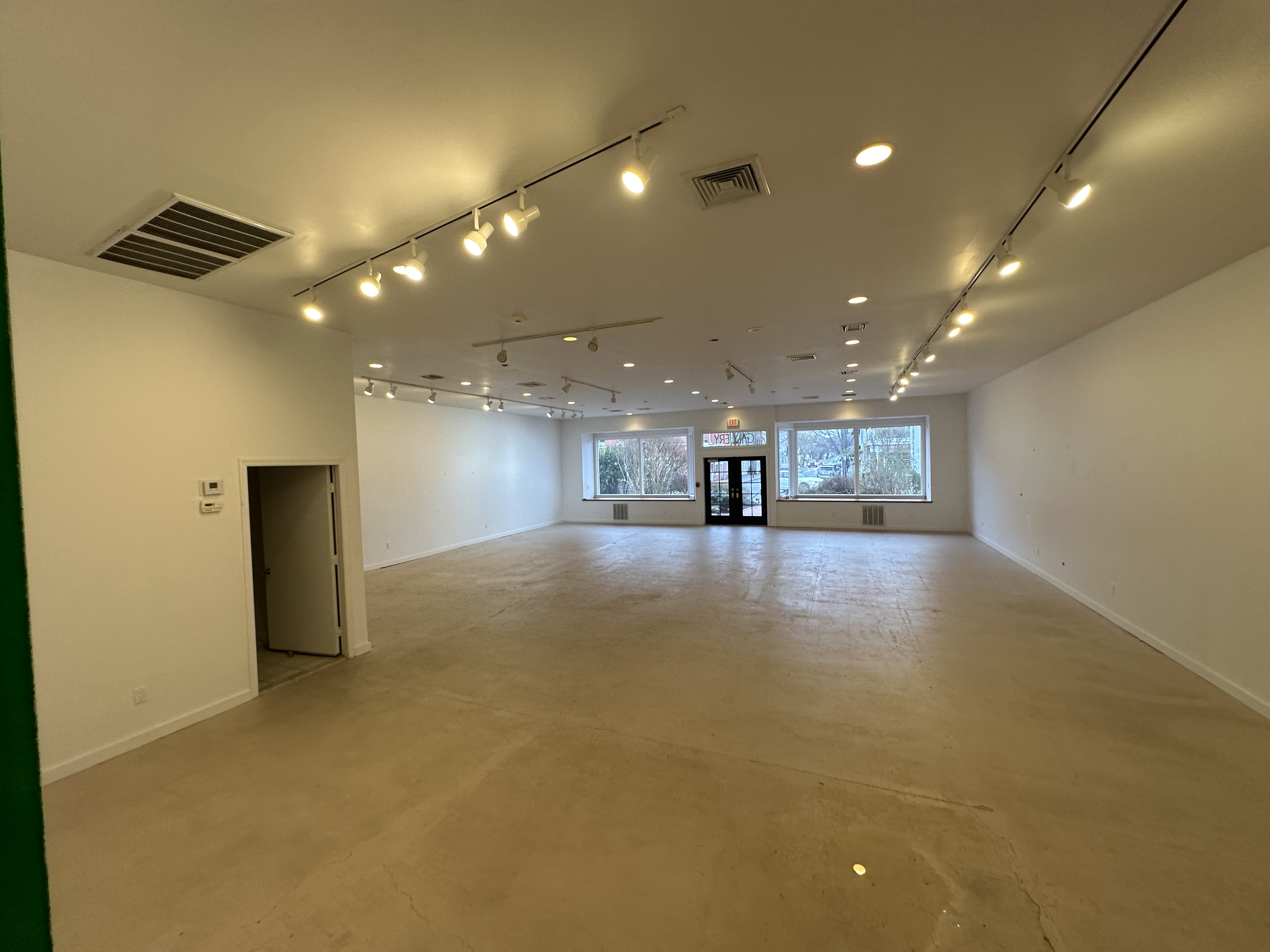 Versatile 3,900 SF Space in Greenport, NY, 362 sqm, art exhibition, pop-up rental