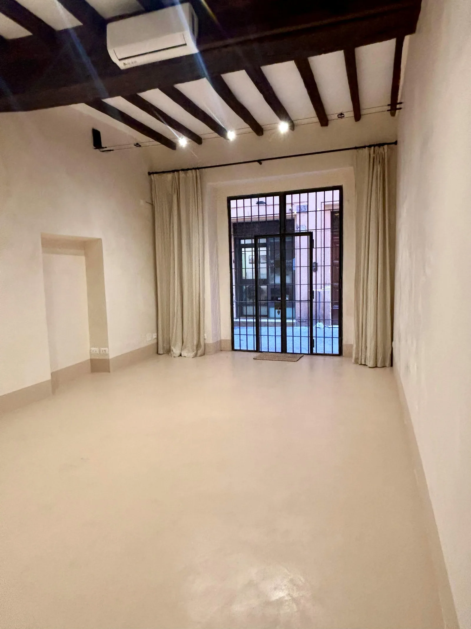 Versatile 35 sqm Commercial Space in Historic Center of Rome