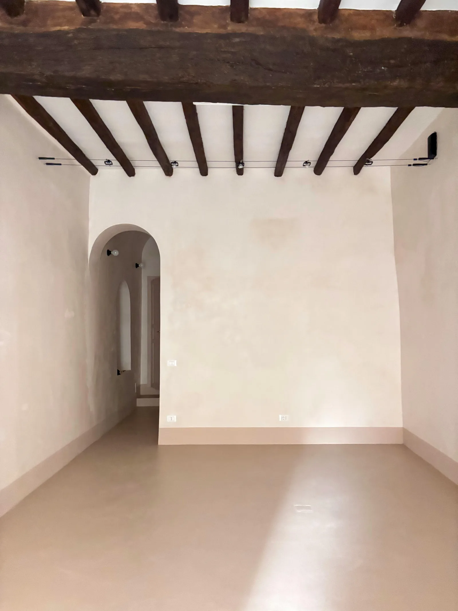 Versatile 35 sqm Commercial Space in Historic Center of Rome — 2