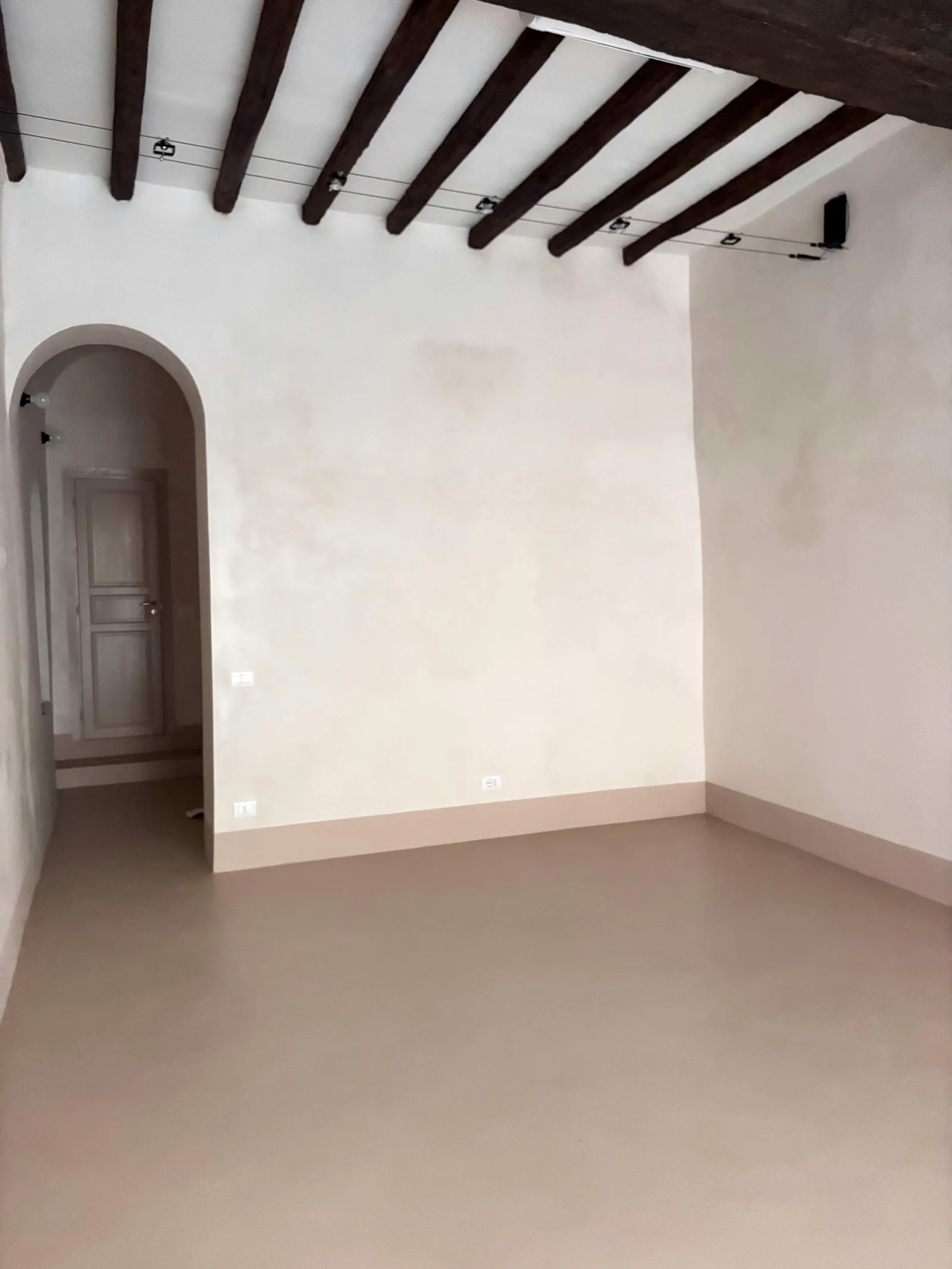 Versatile 35 sqm Commercial Space in Historic Center of Rome — 4