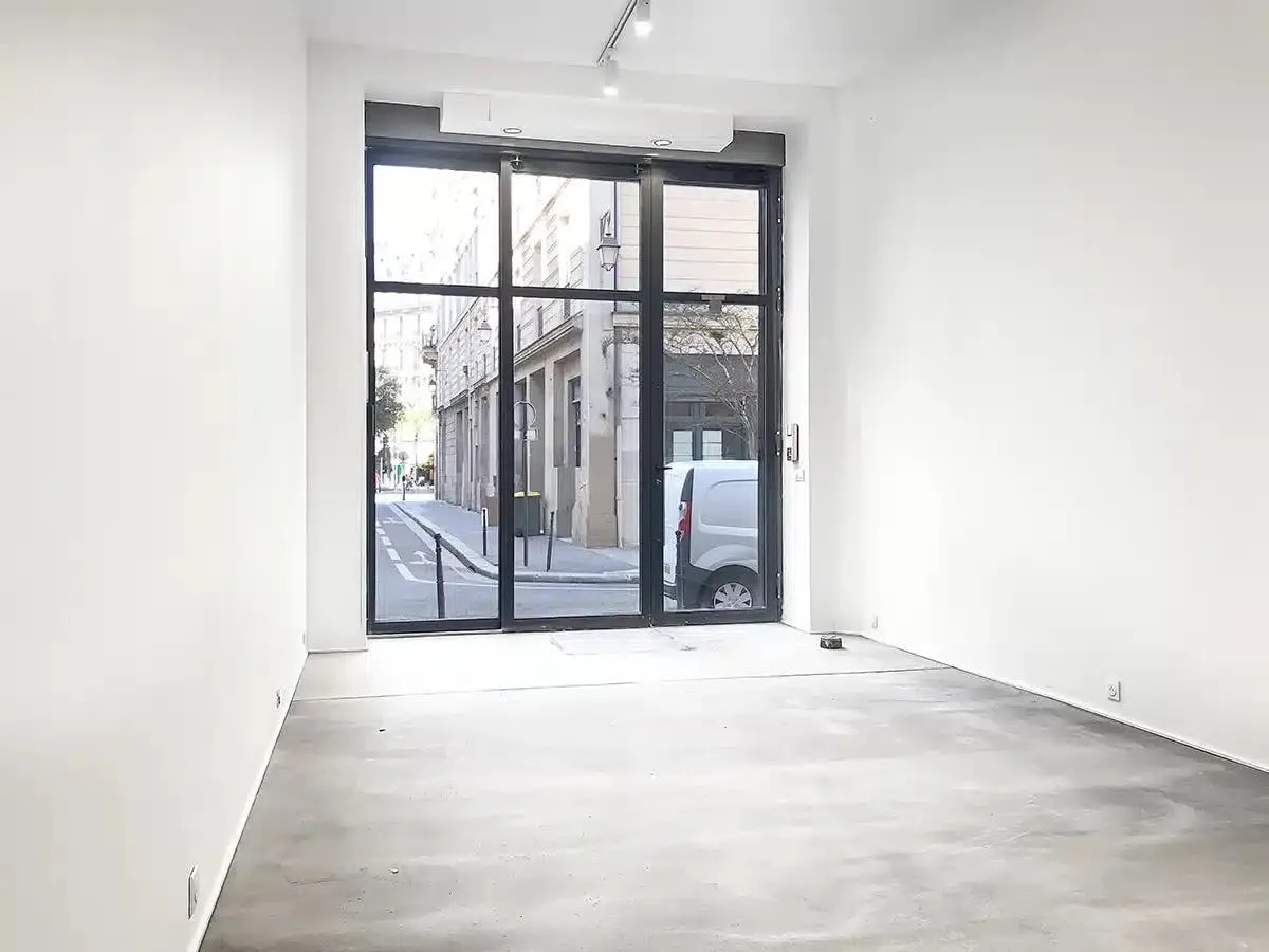 Versatile 35 sqm Commercial Space on Rue Bailly, Paris — 3