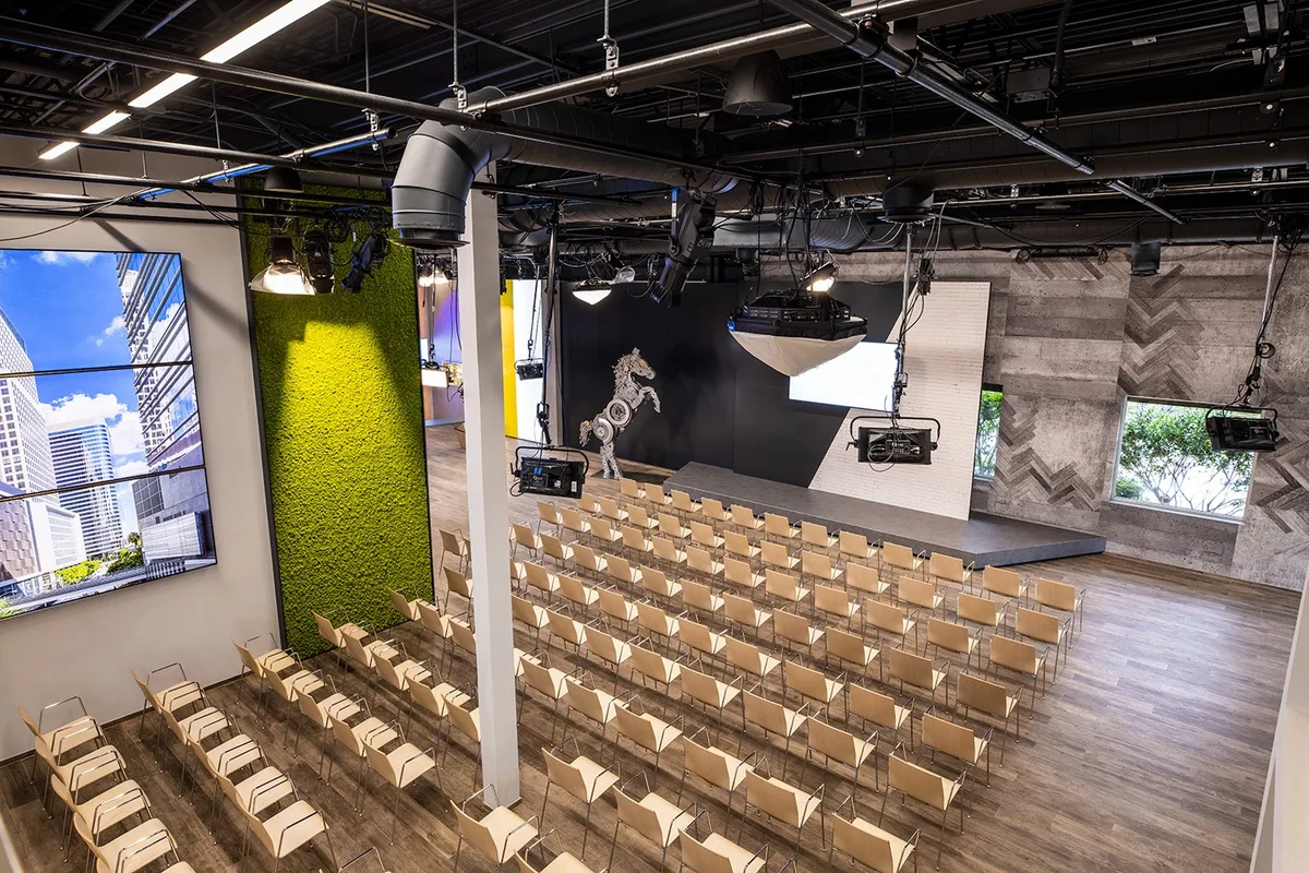 Versatile 4,000 Sq Ft Studio Space for Events and Productions, 372 sqm, pop up store in Hollywood, second interior view