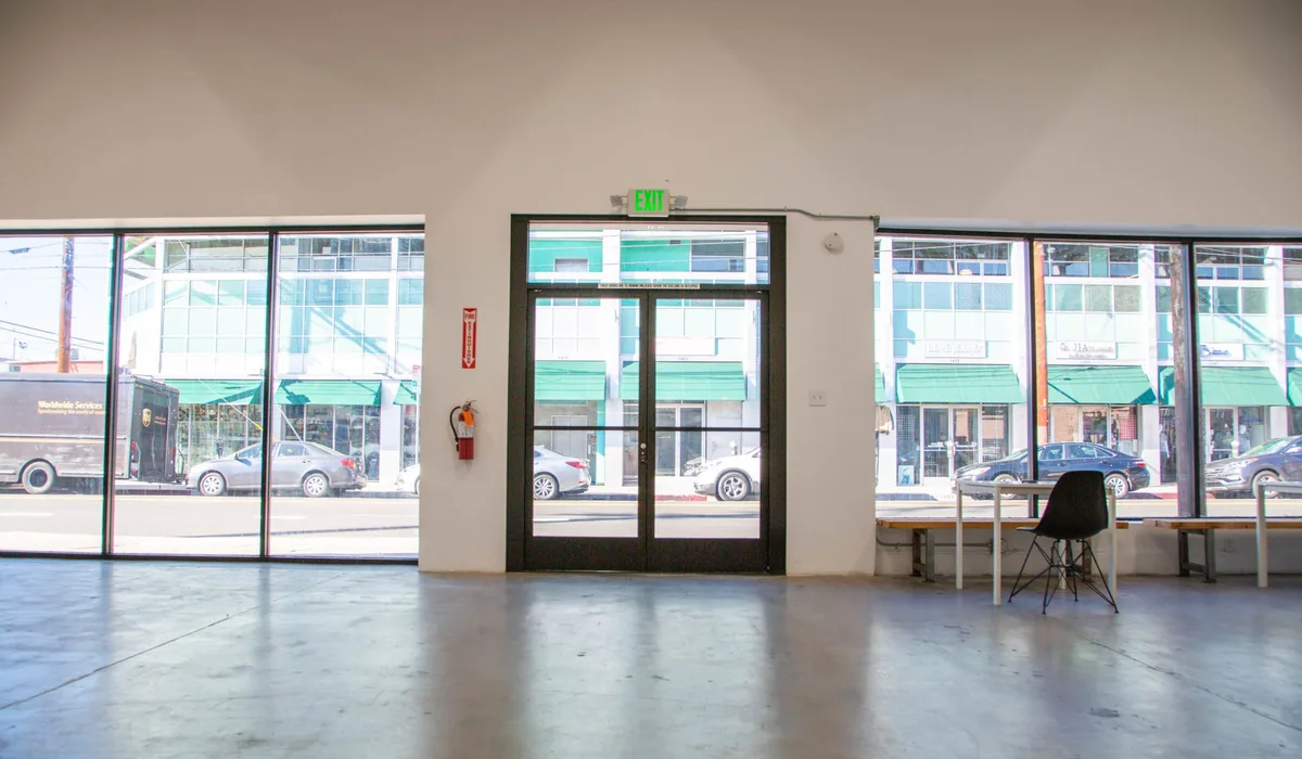 Versatile 5,000 Sq.Ft. Art-Inspired Space, 465 sqm, showroom presentation, pop-up rental in Los Angeles