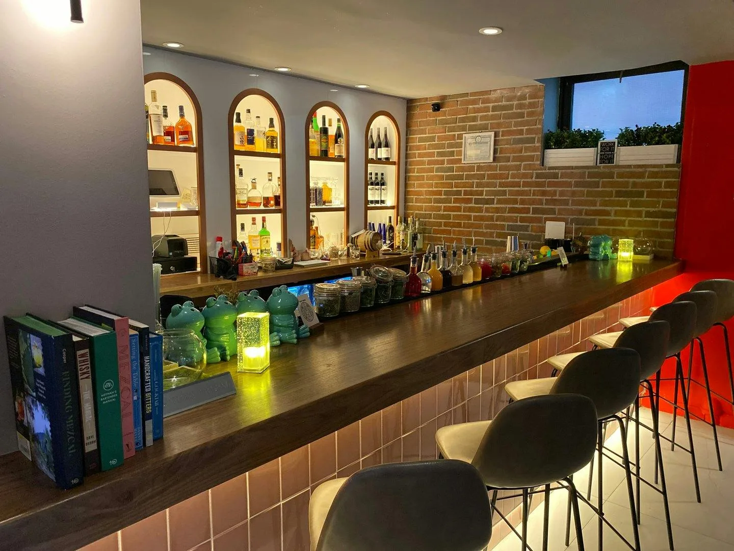 Versatile 500 Sq Ft Bar and Event Space in New York