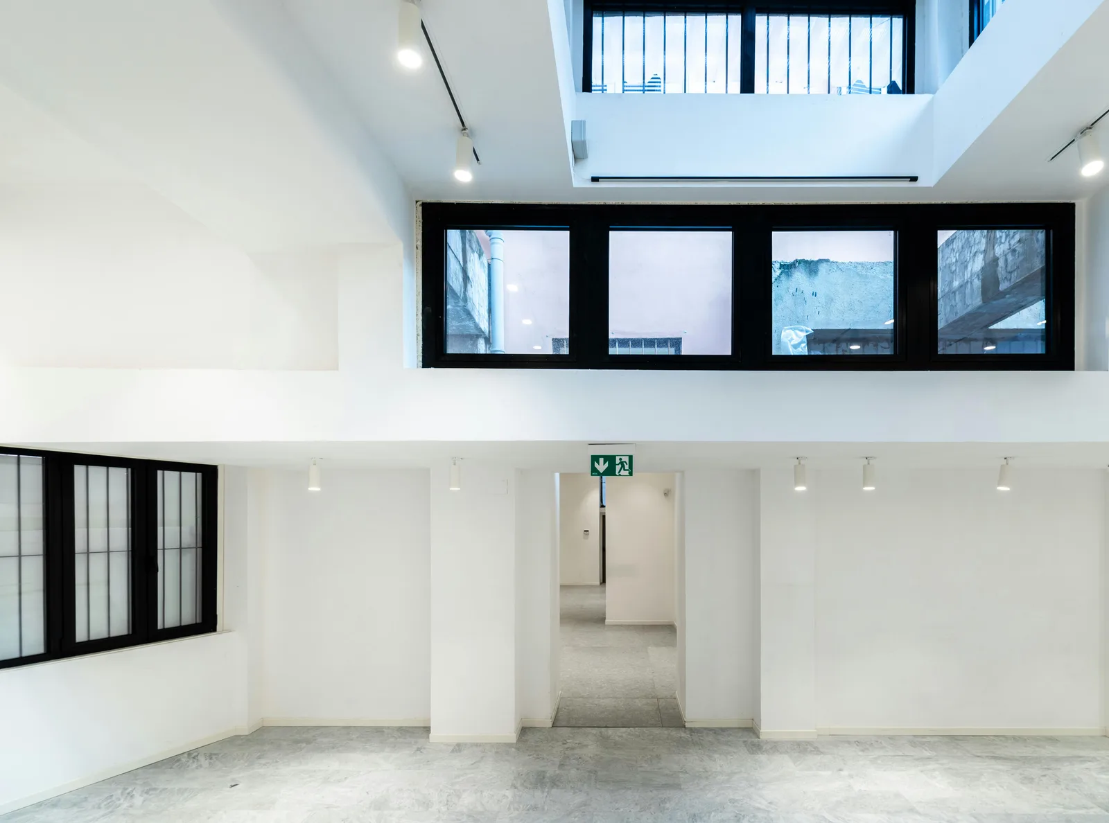 Versatile 500 sqm Showroom on Via San Gregorio, Milano — 2