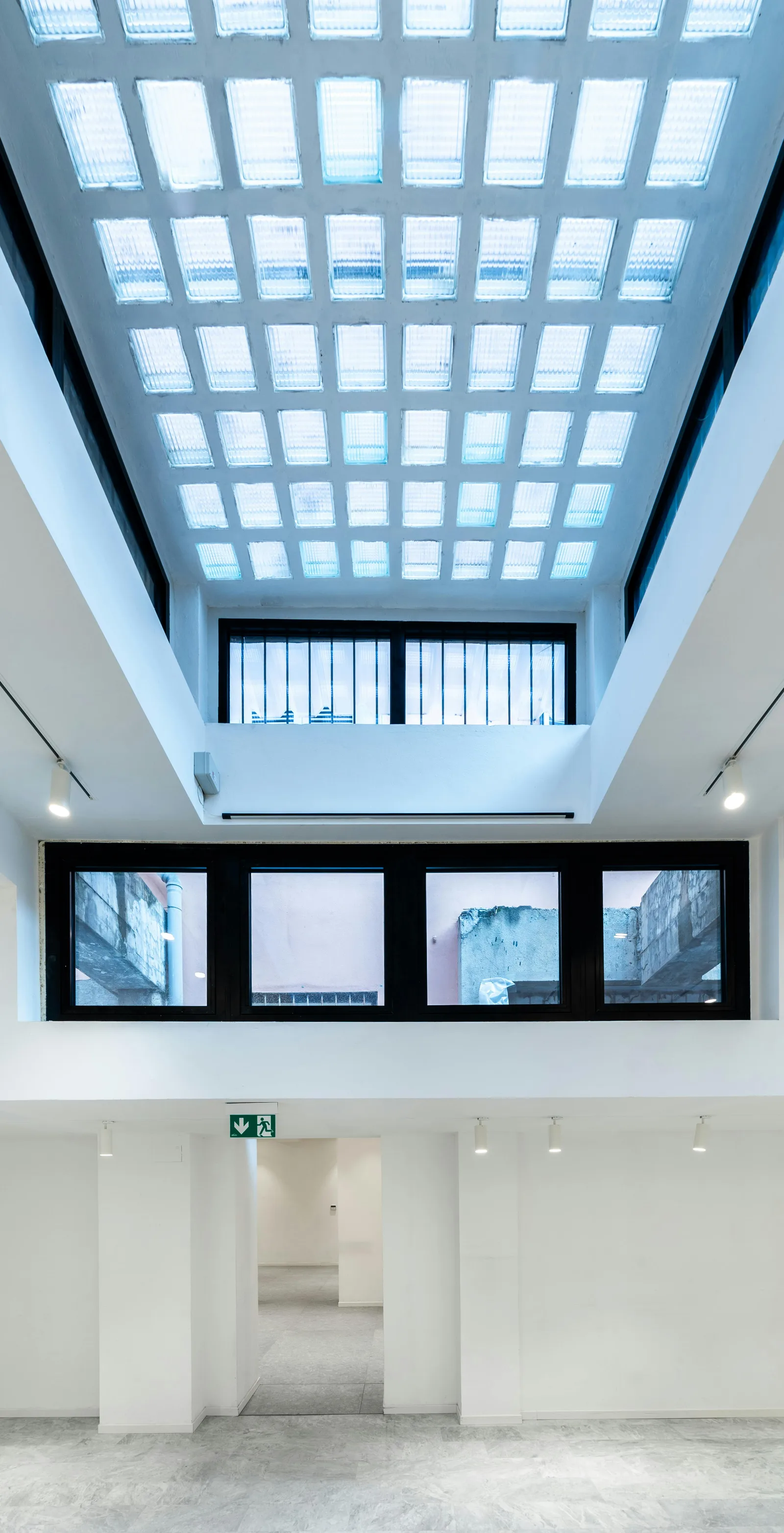 Versatile 500 sqm Showroom on Via San Gregorio, Milano — 3