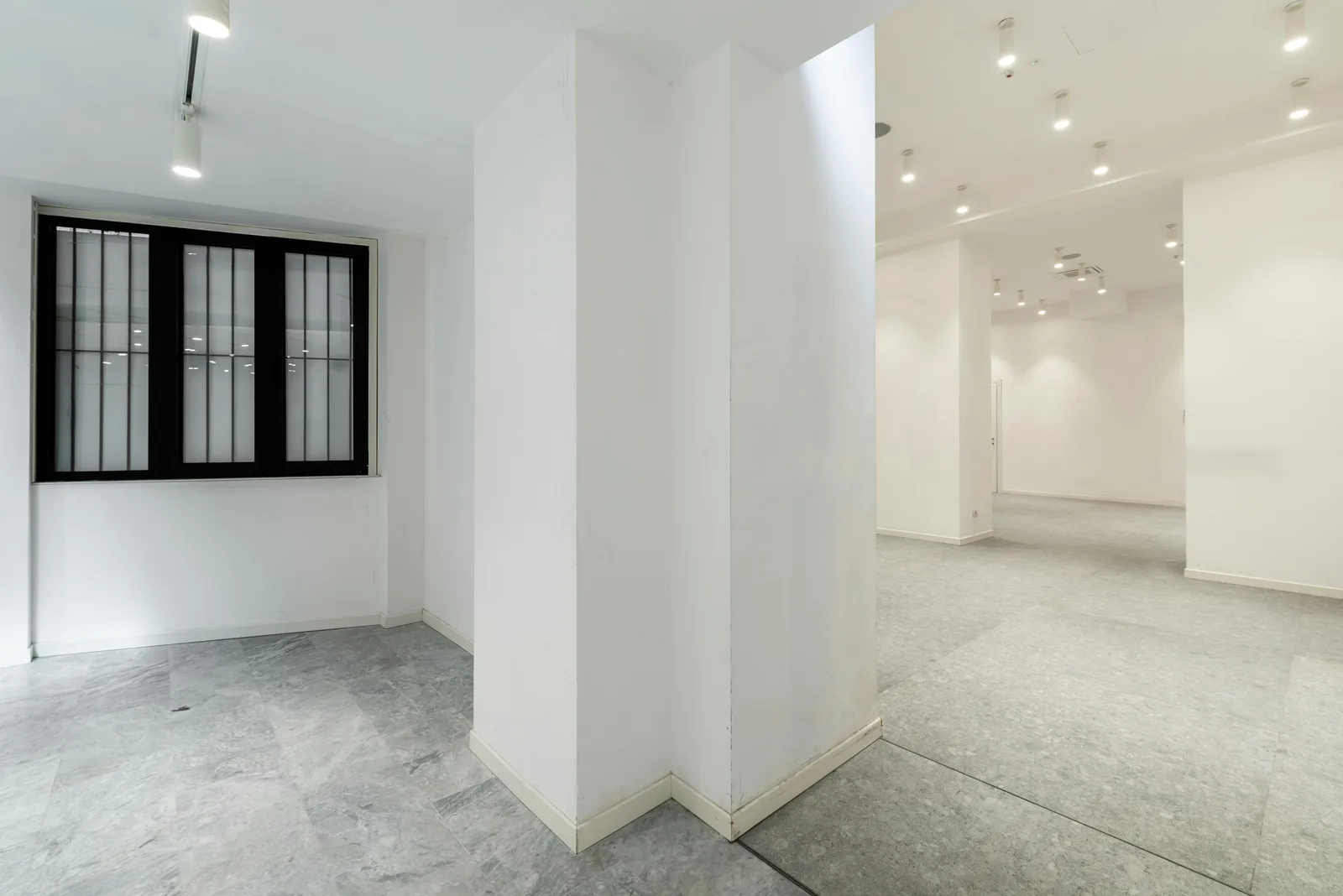 Versatile 500 sqm Showroom on Via San Gregorio, Milano — 4