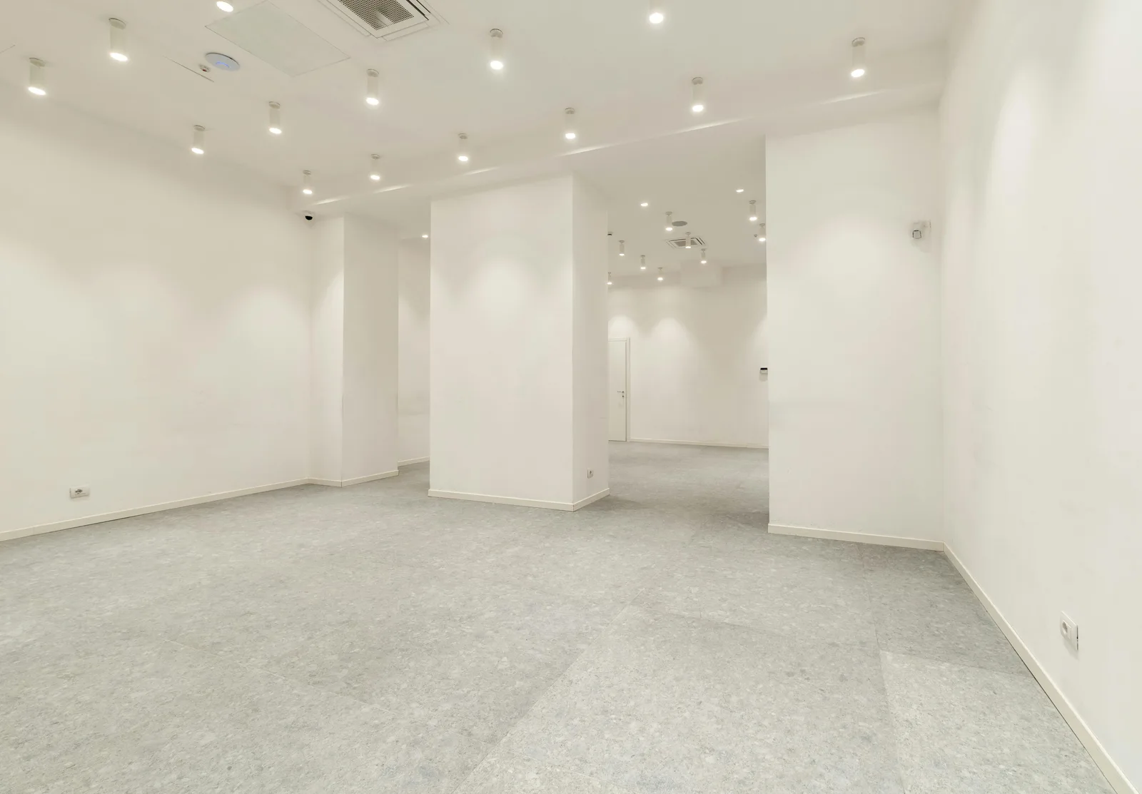 Versatile 500 sqm Showroom on Via San Gregorio, Milano — 5
