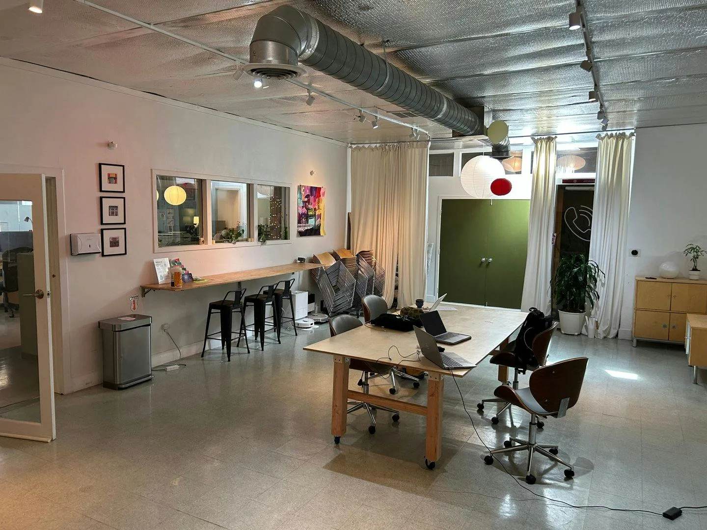 Versatile 600 Sq Ft Commercial Studio in Los Angeles — 2