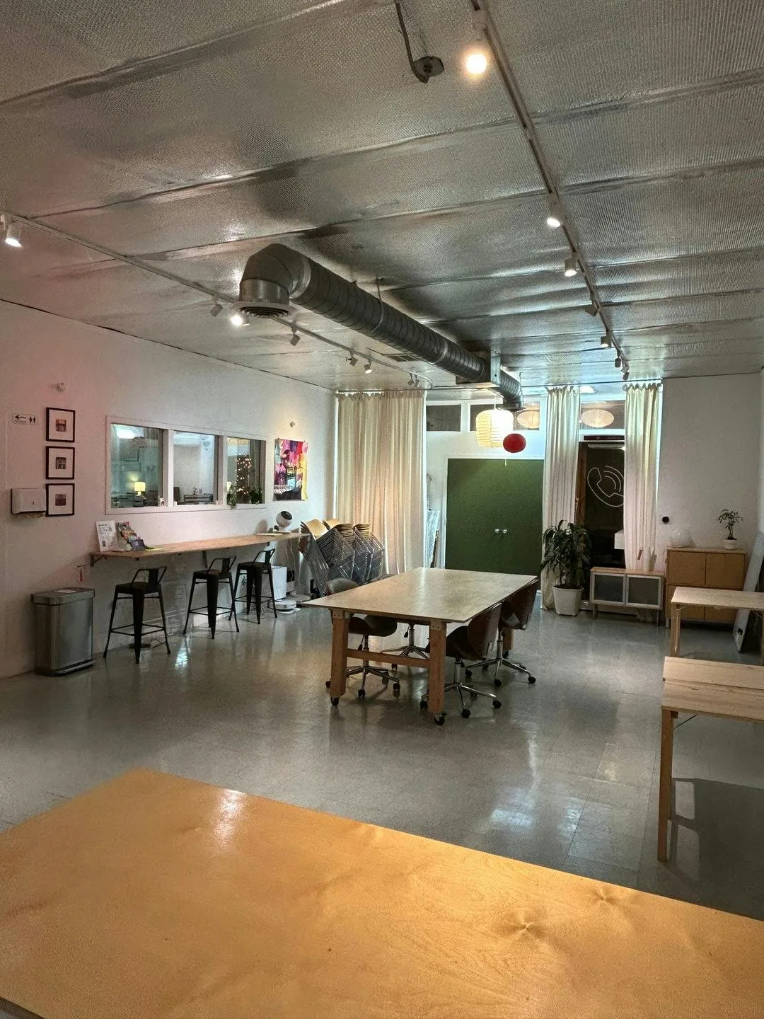 Versatile 600 Sq Ft Commercial Studio in Los Angeles — 3
