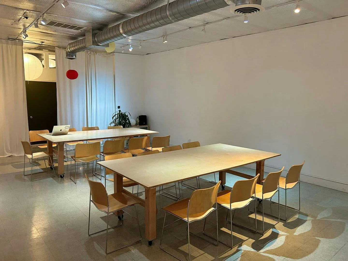 Versatile 600 Sq Ft Commercial Studio in Los Angeles — 4