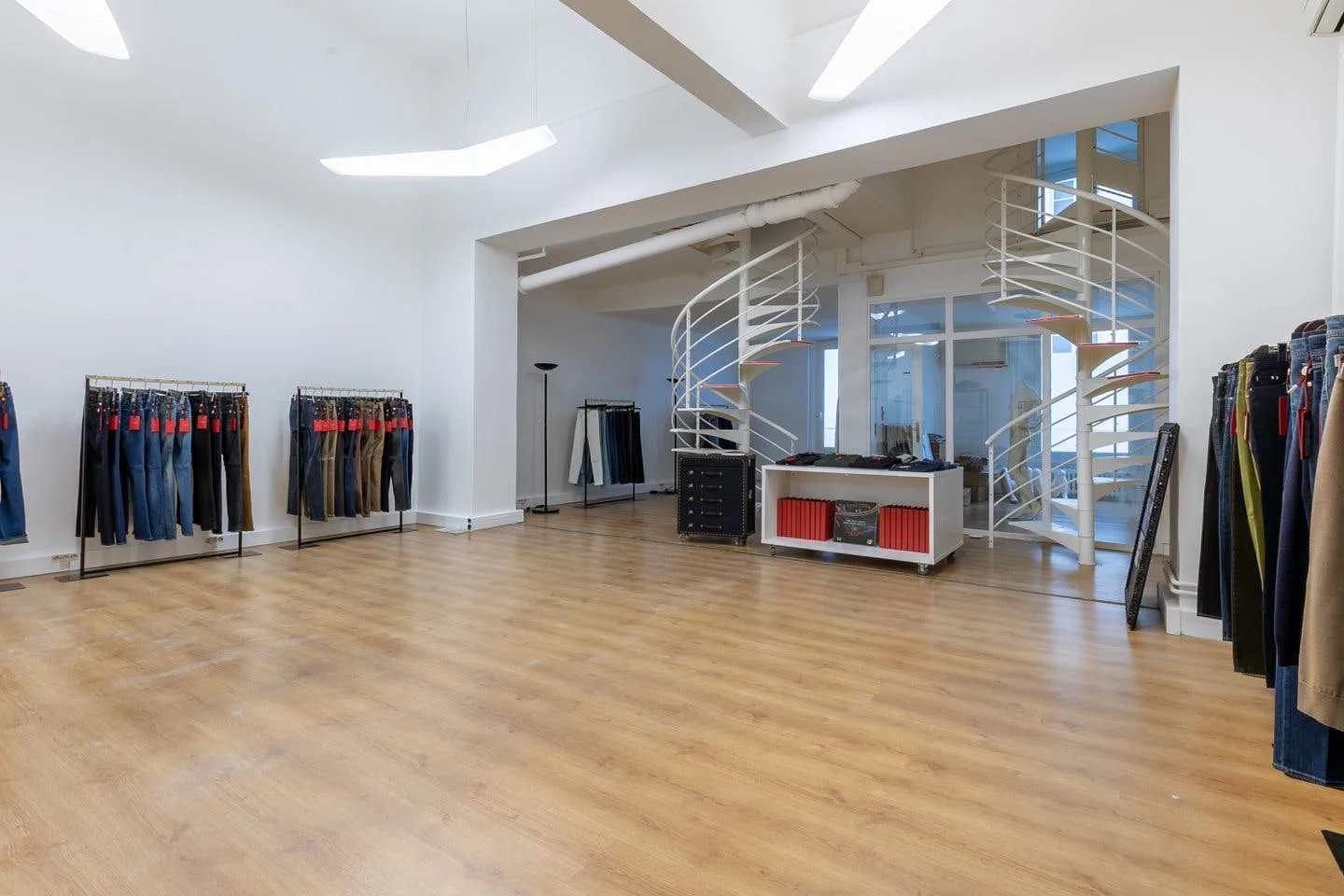 Versatile 600 Square Meter Showroom in Paris — 4