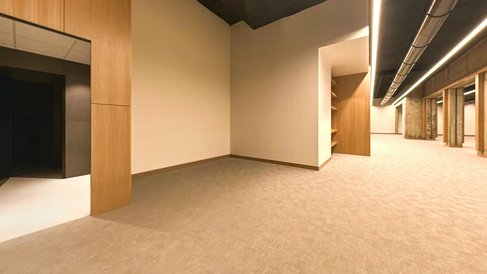 Versatile 700 sqm Showroom and Gallery in Le Marais, Paris — 4