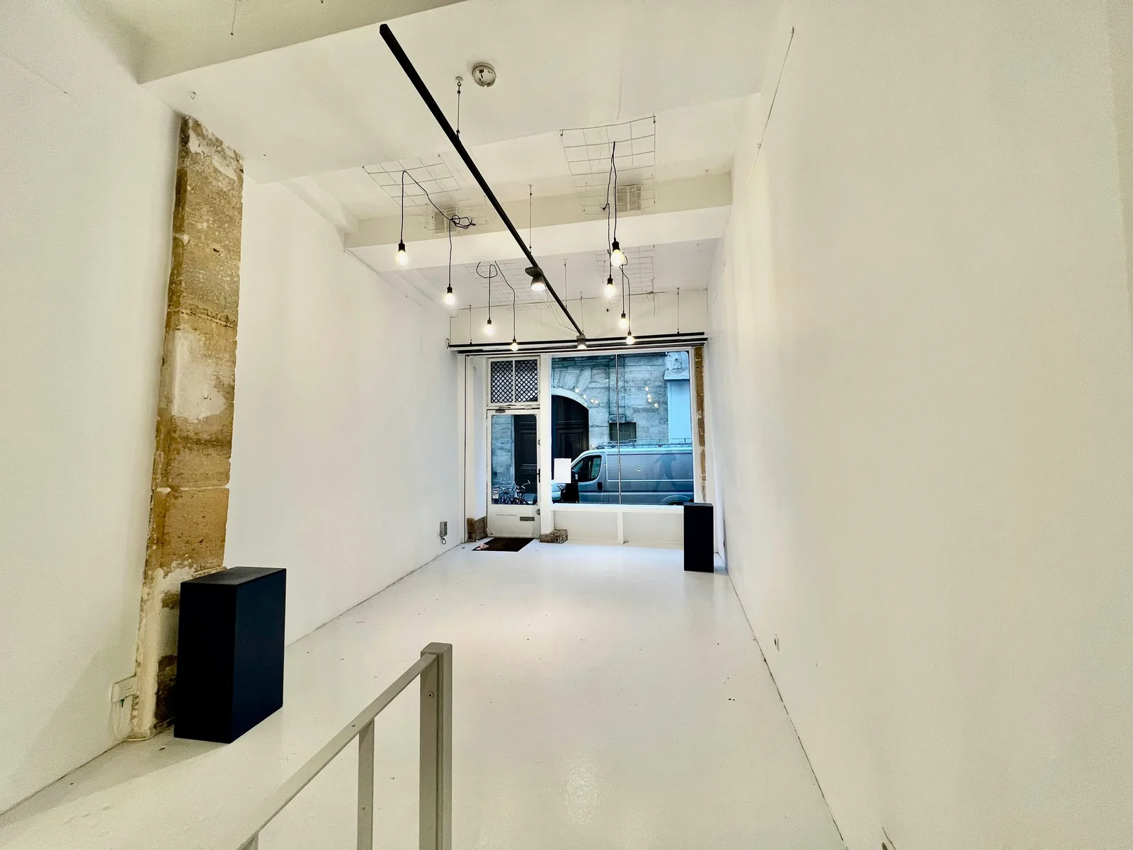Versatile 85 Square Meter Showroom on Rue Ferdinand Duval — 3