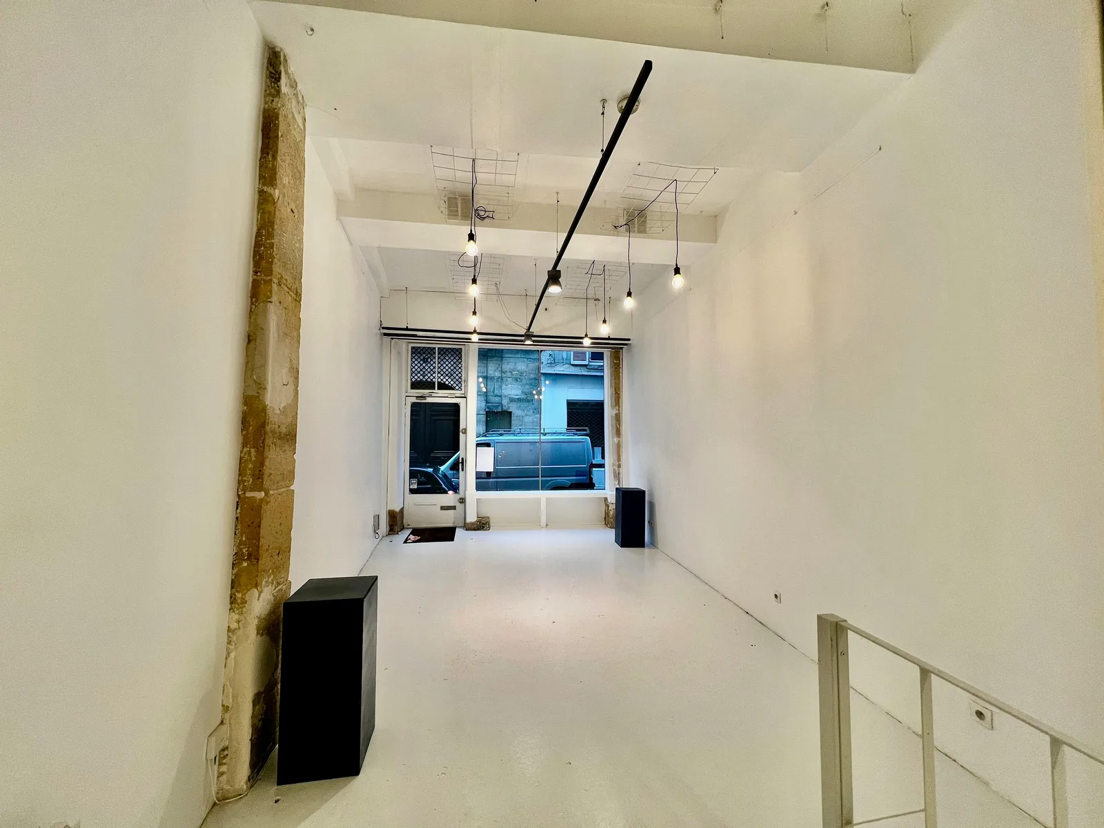 Versatile 85 Square Meter Showroom on Rue Ferdinand Duval — 4