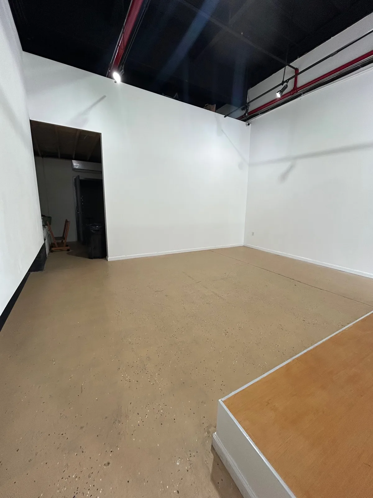 Versatile Art Gallery Space in Red Hook, Brooklyn, 102 sqm, art exhibition, pop-up rental, interior view