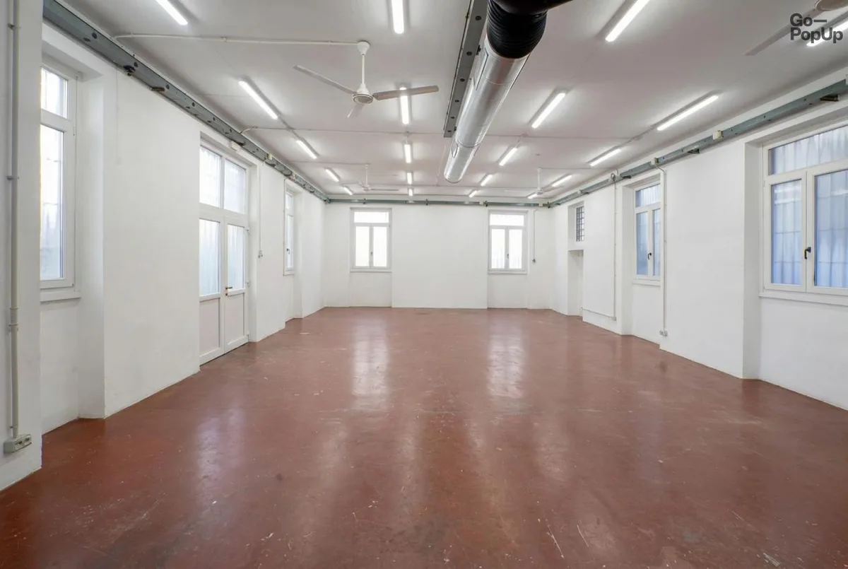 Versatile Artist Studio with Independent Entrance, 100 sqm, showroom presentation, pop-up rental in Milano