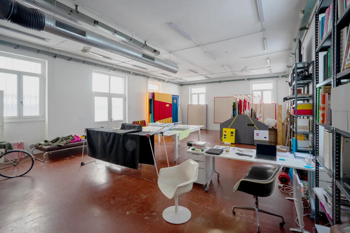 Versatile Artist Studio with Independent Entrance, 100 sqm, showroom presentation, pop-up rental in Milano, additional inter…