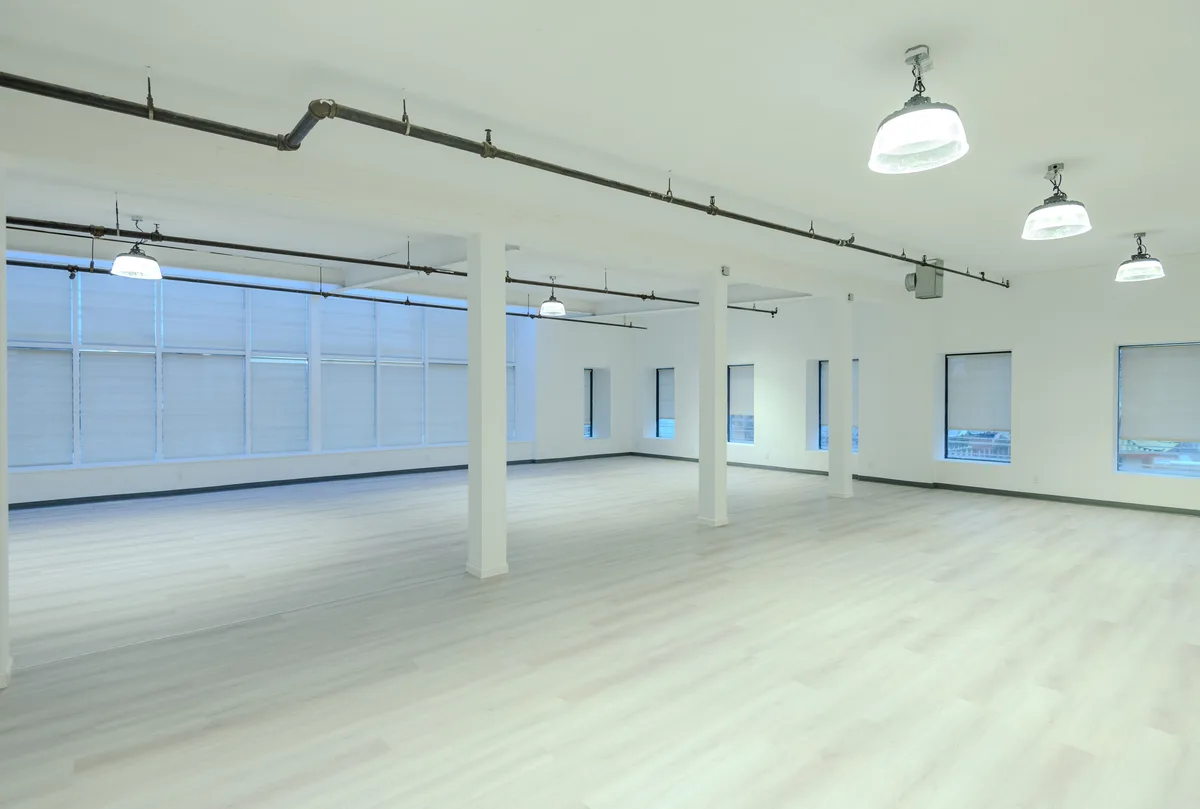 Versatile Commercial Loft with Modern Amenities, 325 sqm, showroom presentation, pop-up rental in New York