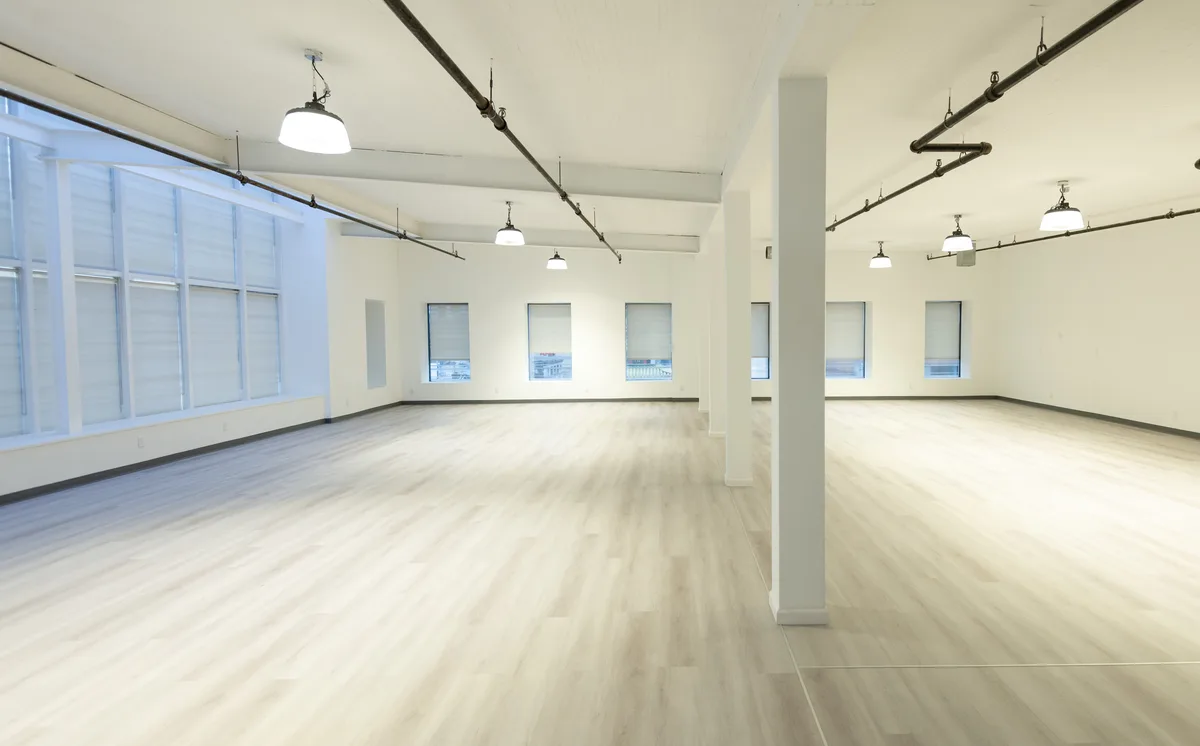 Versatile Commercial Loft with Modern Amenities, 325 sqm, showroom presentation, pop-up rental in New York, interior view