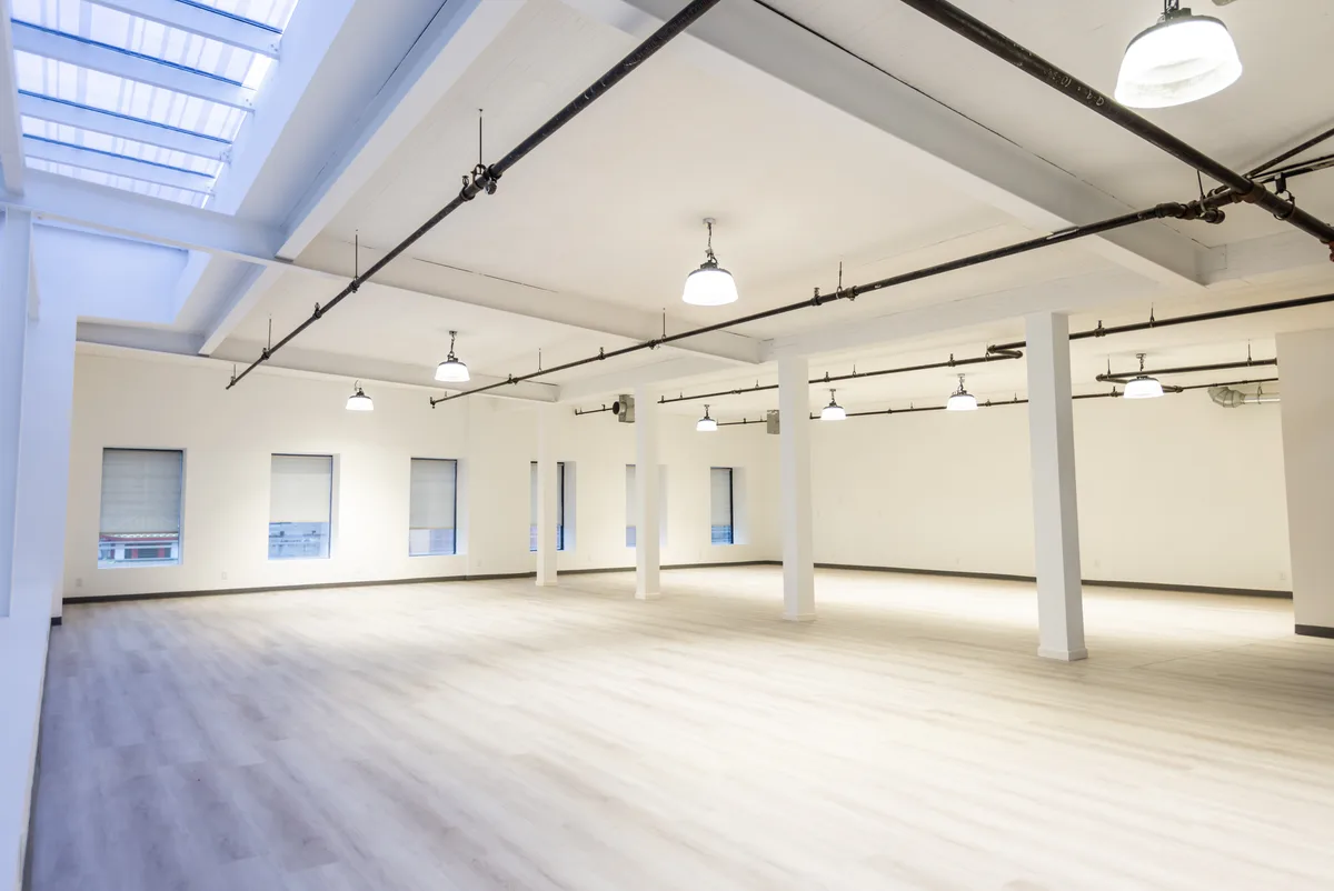 Versatile Commercial Loft with Modern Amenities, 325 sqm, showroom presentation, pop-up rental in New York, second interior…